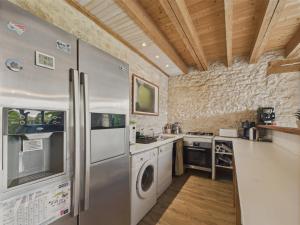 Maisons de vacances Maison authentique en pierre pour 7 avec jardin : photos des chambres