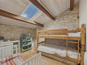 Maisons de vacances Maison authentique en pierre pour 7 avec jardin : photos des chambres