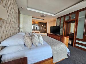 Exquisite Penthouse Apartment 712 at La Montagne by First Private Stays