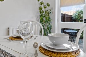 Bright & Spacious 3 Bedroom Home in Central Exeter