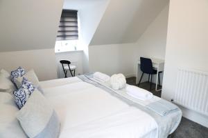 Elegant & Serene 3-BR Retreat Minutes from Heathrow Airport-London- Slough central-Legoland-Ascot-Windsor for Contractors-Families-Relocators-Businesses