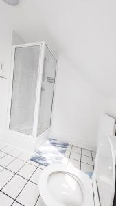Elegant & Serene 3-BR Retreat Minutes from Heathrow Airport-London- Slough central-Legoland-Ascot-Windsor for Contractors-Families-Relocators-Businesses