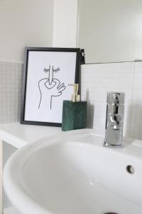 Elegant & Serene 3-BR Retreat Minutes from Heathrow Airport-London- Slough central-Legoland-Ascot-Windsor for Contractors-Families-Relocators-Businesses