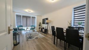 Elegant & Serene 3-BR Retreat Minutes from Heathrow Airport-London- Slough central-Legoland-Ascot-Windsor for Contractors-Families-Relocators-Businesses