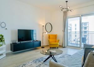 Maison Privee - Modern Yas Island Escape with Peaceful Canal Views