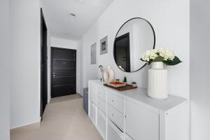 Stayis - Studio Apartment at Cayan Tower