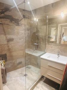 Lovely one bedroom apartment with balcony & wifi just minutes walk from Palais and Cannes beaches 109