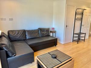 Pass the Keys Modern Home- Ideal for Professionals 5 mins to M4