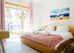 The Lazy Sunbathers, Praia del Rei, Óbidos, B11