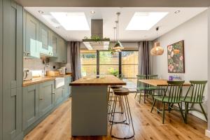 Stylish 3BR Home by Clapham Common with Parking