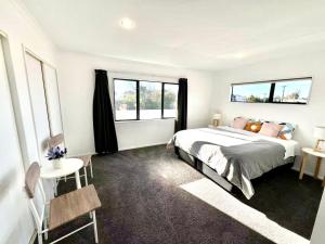 Bright and spacious townhouse CBD fringe CHCH