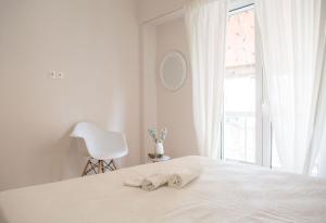 Bright 1BD Minimal Retreat in the Heart of Athens