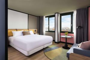 Standard Room with Canal View room in NH Amsterdam Museum Quarter