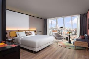 Superior Room with Panoramic Canal View room in NH Amsterdam Museum Quarter