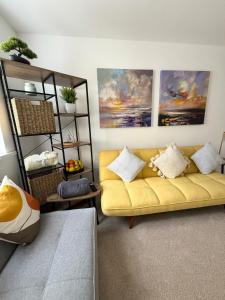 Lovely 2 Bed End Terrace - Private Parking - Garden