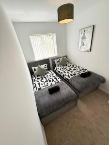 Lovely 2 Bed End Terrace - Private Parking - Garden