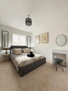 Lovely 2 Bed End Terrace - Private Parking - Garden