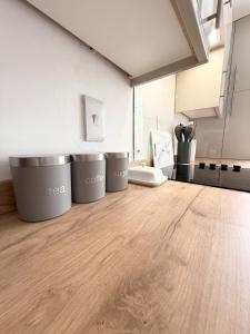 Lovely 2 Bed End Terrace - Private Parking - Garden