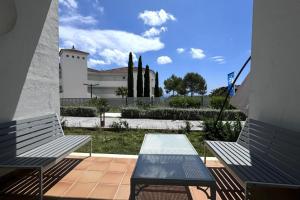 Bright and quiet apartment with a pool