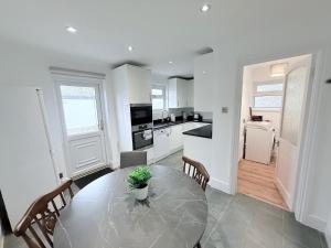 Fountain House-Sleeps 5-Central Dagenham-Parking