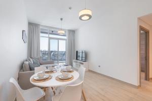 Free housekeeping visits during your stay - StayShort - Sleek 1 BR in Studio One Tower with Great Amenities