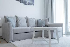 Free housekeeping visits during your stay - StayShort - Sleek 1 BR in Studio One Tower with Great Amenities