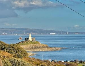 Luxury Coastal Escape with Mumbles Lighthouse View Pass the Keys