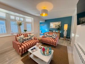 Luxury Coastal Escape with Mumbles Lighthouse View Pass the Keys