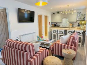 Luxury Coastal Escape with Mumbles Lighthouse View Pass the Keys