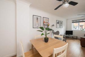Comfortable 2 Bedroom Home with Parking in Taunton