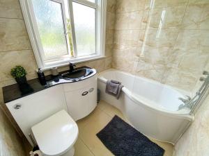 Lovely 3 Bedroom Home with Garden in Luton
