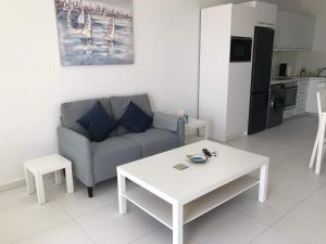 Elegant beachside apt - 1 min walk to Venus beach