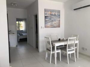 Elegant beachside apt - 1 min walk to Venus beach