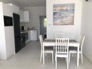 Elegant beachside apt - 1 min walk to Venus beach