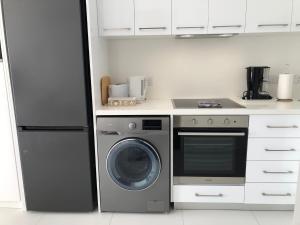 Elegant beachside apt - 1 min walk to Venus beach