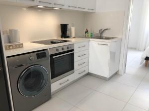 Elegant beachside apt - 1 min walk to Venus beach