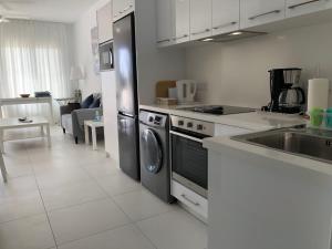 Elegant beachside apt - 1 min walk to Venus beach