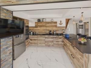 Piscine, jacuzzi et grande terrasse pour 7