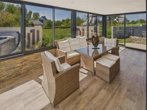 Piscine, jacuzzi et grande terrasse pour 7