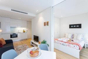 HostWise – Studio w Terrace, Pool & Gym by Dragão