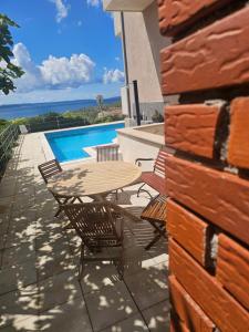 Sea view apartment with swimming pool near beach