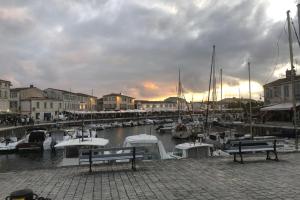 Maisons de vacances L'Hermione - Room in the heart of St Martin de Re : Chambre Lit King-Size Deluxe