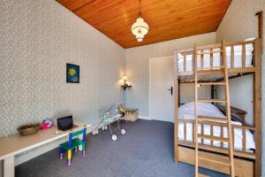 Maisons de vacances Grande maison face a l-ocean avec jardin pour 11 : photos des chambres