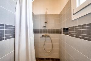 Maisons de vacances Grande maison face a l-ocean avec jardin pour 11 : photos des chambres