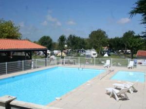Campings Camping 3 etoiles - Piscine - efcagd : photos des chambres