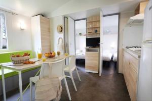 Campings Camping 3 etoiles - Piscine - efc0ab : photos des chambres