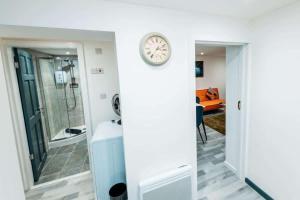 Sale 2-Bedroom Apt Sleeps 5 with Free Parking