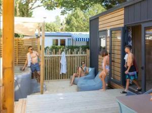Campings Camping 4 etoiles - Piscine - efceih : photos des chambres