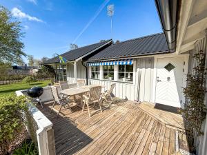 Close to the Beach, Large Garden with 2 Patios & BBQ