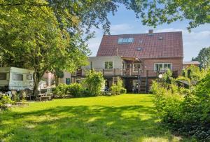 Lovely Town Apartment - Sleeps 5 Parking & Garden